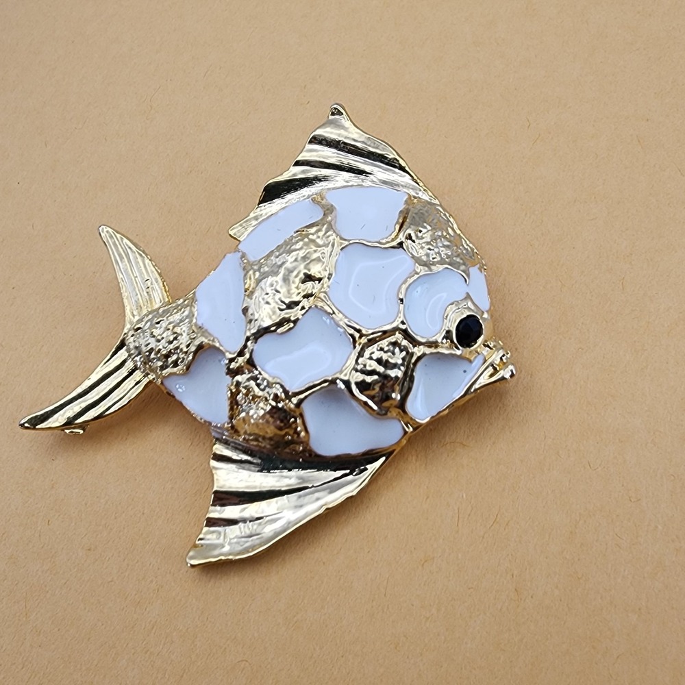 Vintage Angel Fish Gold Tone Cream Embossed Enamel Reef Tropical Vacation Brooch - Picture 7 of 10